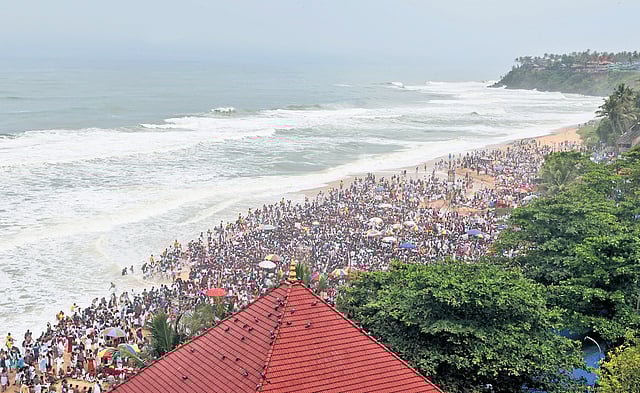 Hundreds huddled ashore Papanasam beach at Varkala in Thiruvananthapuram on Thursday to offer ‘balitharpanam’ 
