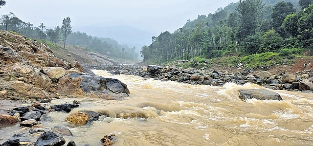The river in full flow at Mundakkai
