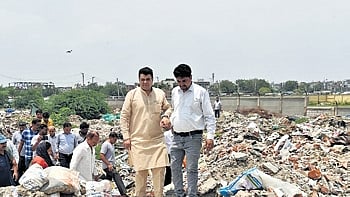 AAP’s Leader of Opposition in the MCD, Ankush Narang, visited the garbage dump site near Majlis Park.