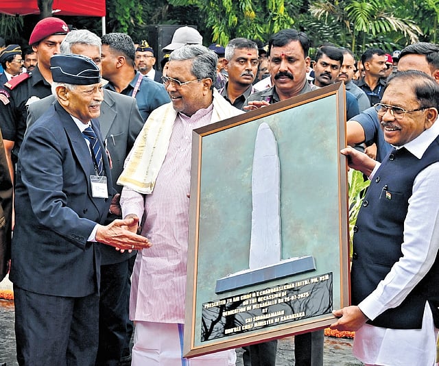 CM Siddaramaiah greets war veterans at the event, in Bengaluru on Saturday | Shashidhar Byrappa