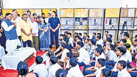 CM Mohan Charan Majhi interacting with students of Vanavasi Kalyan Ashram.