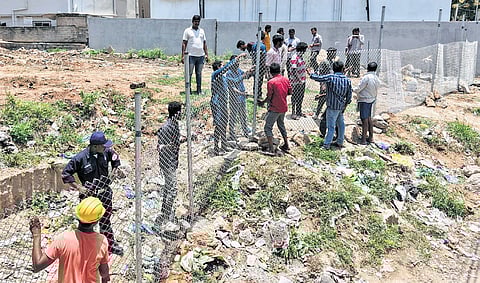 HYDRAA officials oversee the removal of illegal fencing in Moosapet; Encroachments in the Musi riverbed being cleared on Tuesday