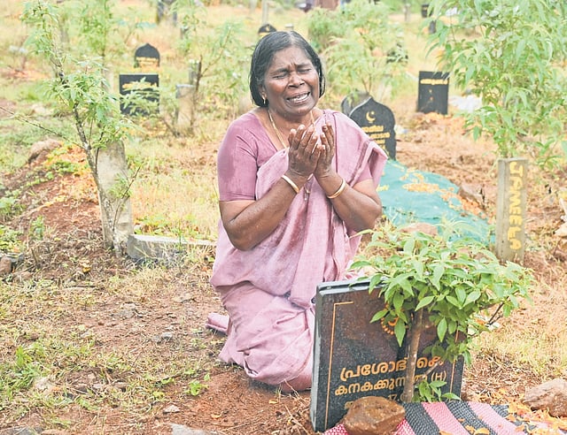 Mundakkai native Jyothi Mani 
crying near her son’s grave 