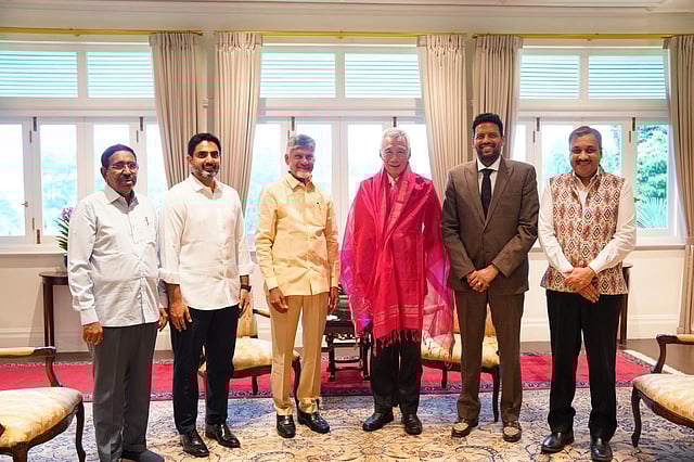 CM Nara Chandrababu Naidu met former prime minister of Singapore and senior minister Lee Hsien Loong in Singapore on Tuesday. 
