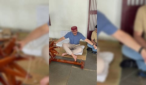 Abdullah’s itinerary also included a visit to the Sabarmati Gandhi Ashram, where he paid homage to Mahatma Gandhi and spun the charkha. 