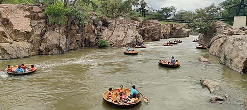 Coracle operations in Hogenakkal