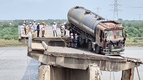 The lone surviving vehicle, the tanker that now hangs mid-air has become symbolic of the government’s inefficiency. 