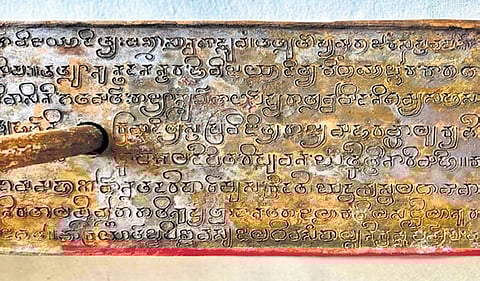 According to Archaeological Survey of India Director (Epigraphy) K Muniratnam Reddy, the inscription traces royal lineage from Kubja Vishnuvardhana to Vikramaditya II, son of Chalukya Bhima I and Vijayamahadevi. 