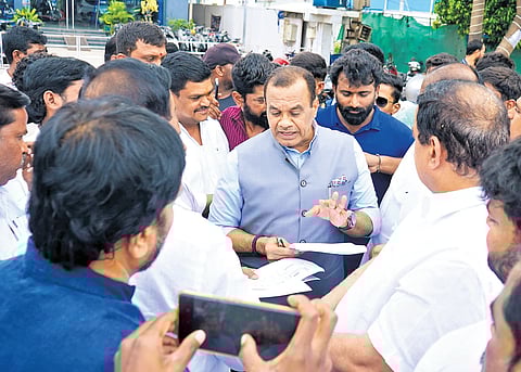 R&B Minister Komatireddy Venkat Reddy speaks to officials about the elevated corridor being constructed from LB Nagar to Pedda Amberpet at Vanasthalipuram Junction.