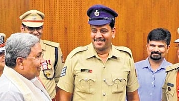 Chief Minister Siddaramaiah felt that the green berets resembled those worn by home guards and members of the Scouts and Guides, and suggested opting for blue peak caps.