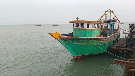 The Sri Lankan navy patrol unit caught the boat and arrested the fishermen by Wednesday early hours. 
