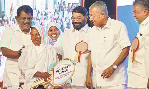 CM Pinarayi Vijayan handing over the keys of flats built for fisherfolk families under the ‘Punargeham’ project at Muttathara in Thiruvananthapuram on Thursday. 