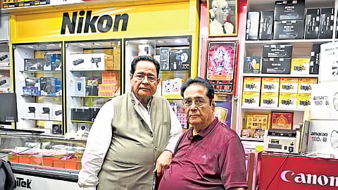 Ramesh Kapoor (left) & Raj Kapoor.