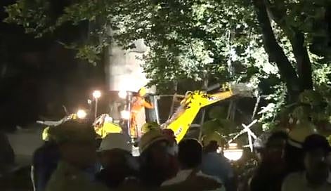 Rescue operations were launched immediately by the police, fire brigade and those in the vicinity.