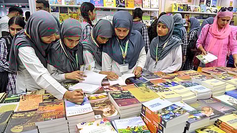 Students going through a collection of books at the Chinar Book Festival, 2025 held in Srinagar