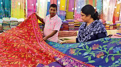 Scenes from the Rang Mahal Weavers’ Exhibition at YMCA Hall in Thiruvananthapuram 