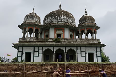 A group of women clashed with police while allegedly trying to perform puja at a disputed mausoleum site in the Abunagar area on the occasion of Kartik Purnima.