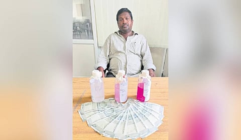 ACB officials caught red handed while taking bribes of Rs 6000 Jr.Asst Gadiyaram Srinivasulu Angaraajpalli i/c kotapelli primary health centre in mancherial district.