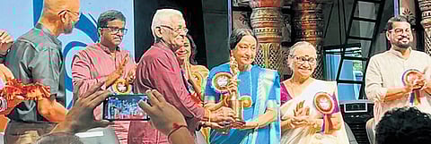 Kathakali artist Sadanam Krishnankutty presenting the Natyaveda Puraskaram to Padma Subrahmanyam in Guruvayur on Thursday.