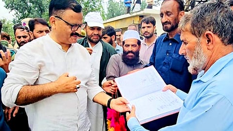 The signature campaign, announced earlier by Chief Minister Omar Abdullah in his Independence Day speech at Srinagar’s Bakshi Stadium, will cover all regions and constituencies of Jammu & Kashmir.