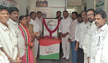 The Andhra Pradesh Congress Committee (APCC) organized a grand commemoration of former Prime Minister Rajiv Gandhi's birth anniversary at the state.