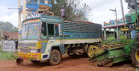 Farmers from Ramanathapuram in Pachamalai Hills are loading the harvested tapioca on a truck: