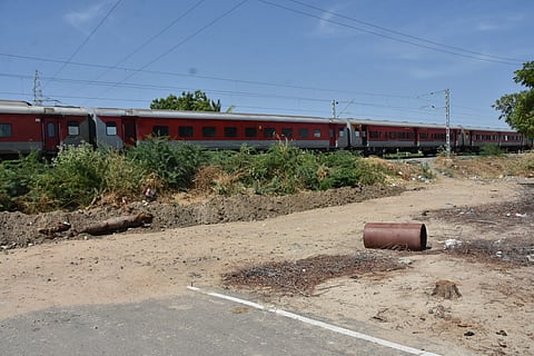 The Thoothukudi-Tirunelveli railway line, which divides the Thoothukudi city in two, leads to the century-old railway station near the Thoothukudi Beach.                                                                                                                                                                                                                                                                                                