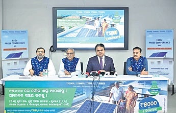 Gajanan S Kale along with CEOs of TP discoms at the launch of 1 kW RTS scheme