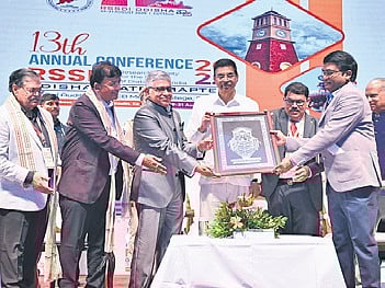 RSSDI members present the Governor with a silver filigree artwork