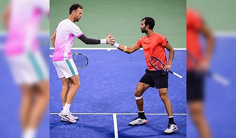 Michael Venus (L) and Yuki Bhambri stun 4th-seed & last year's Runner-up duo Krawietz/Puetz 6-4, 6-4 to storm into QF of Men's Doubles at US Open. 