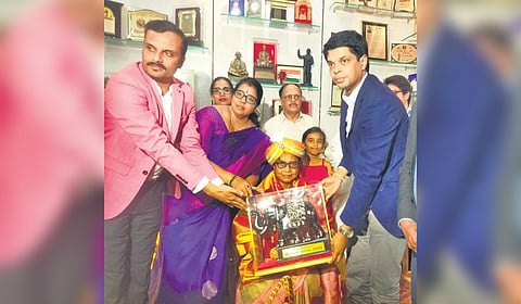 Mysuru Deputy Commissioner Lakshmikanth Reddy and others invite International Booker Prize winner Banu Mushtaq to inaugurate this year’s world-famous Mysuru Dasara on Wednesday.