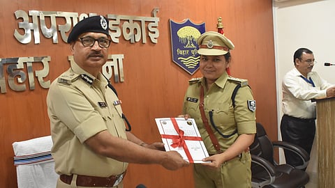 DGP is awarding a woman cop, and after inaugurating the Cyber Operational Hall with ADG Nayyar Hasnain Khan and other cops.