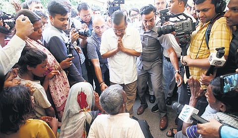 Kejriwal joins Yadav to take on BJP govt