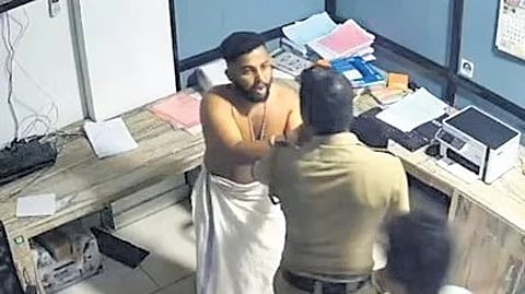 The screenshot of the assault from the Kunnamkulam police station.