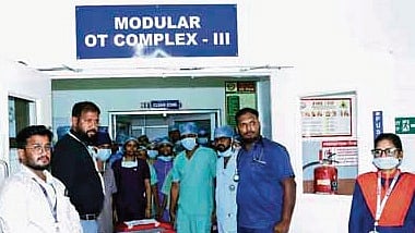 IMS and SUM hospital staff carrying the liver for transplantation.