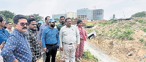 Bengaluru North City Corporation Commissioner Pommala Sunil Kumar (wearing a cap) inspects civic works at Byatarayanapura constituency on Tuesday.