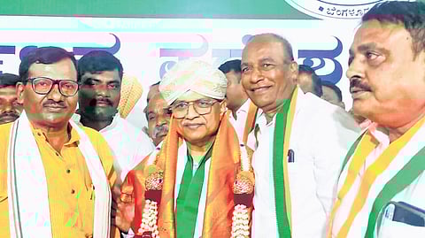Congress leaders falicitate AICC Scheduled Castes department chairperson Rajendra Pal Gautam at KPCC office in Bengaluru on Wednesday.