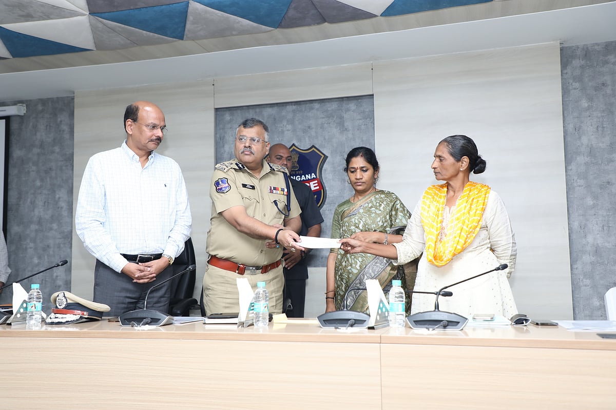 Senior CPI (Maoist) leader Pothula Padmavathi surrenders, joins ...