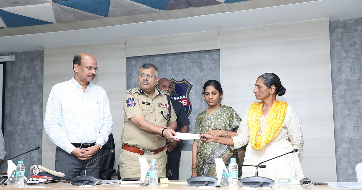 Phothula Senior CPI (Maoist) leader Pothula Padmavathi surrenders, joins ...