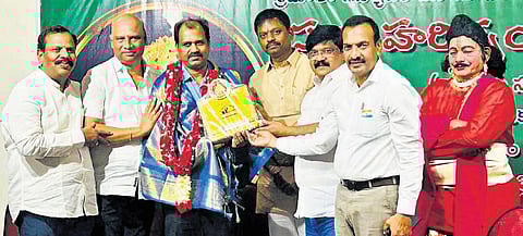 Vizianagaram municipal corporation commissioner Palli Nallanayya receiving the Gidugu Rammurthy award on the eve of Telugu Literature Day.