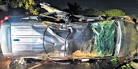 All eight occupants sustained injuries and were rushed to a private hospital in Hayathnagar.