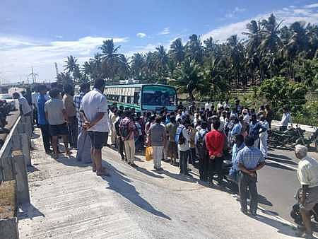 Gomangalampudur, located on the Pollachi-Udumalpet road in Coimbatore, staged a road roko by blocking vehicles, alleging that mofussil buses do not stop at the Gomangalampudur bus stop.
