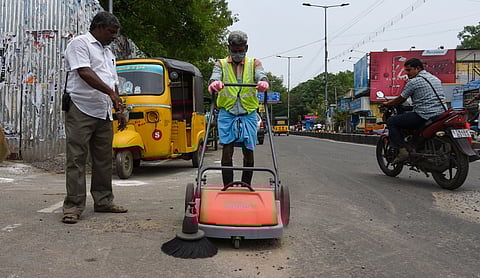 Tiruchy corporation has assigned 800 workers for sweeping roads.