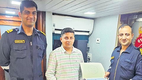 Officers felicitate Nagaprasad Raikar