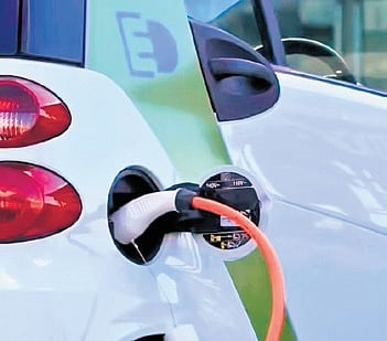 CM Rekha Gupta assured that the government is taking concrete steps, including subsidies to encourage EV adoption, rapid expansion of charging stations, and extensive public awareness campaigns.
