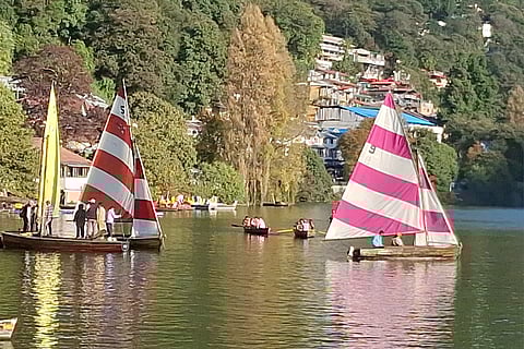 Currently, the lake registers around 19 degrees Celsius, a figure that can climb to 28 degrees in the peak summer months. 