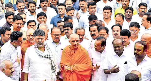 Adichunchanagiri Mutt seer Sri Nirmalanandanatha Swami with Vokkaliga leaders DK Shivakumar, HD Kumaraswamy, DV Sadananda Gowda, and others at a meeting of the community in Bengaluru on Saturday.