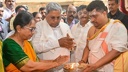 Writer and Booker prize awardee Banu Mushtaq, CM Siddaramaiah offer pooja to Goddess Sri Chamundeswari during the inauguration of the 'Mysuru Dasara' festival, at Chamundi Hills, in Mysore, Monday, Sept. 22, 2025.