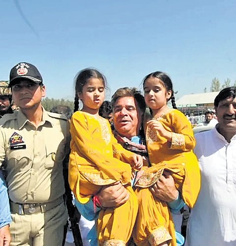 Srinagar Diary | Twin girls invite PM to visit flood-hit Kashmir