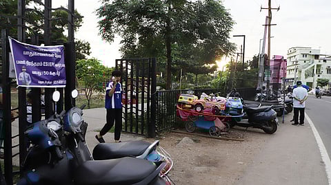Haphazard parking around Muthannankulam water body on the Thadagam Road.